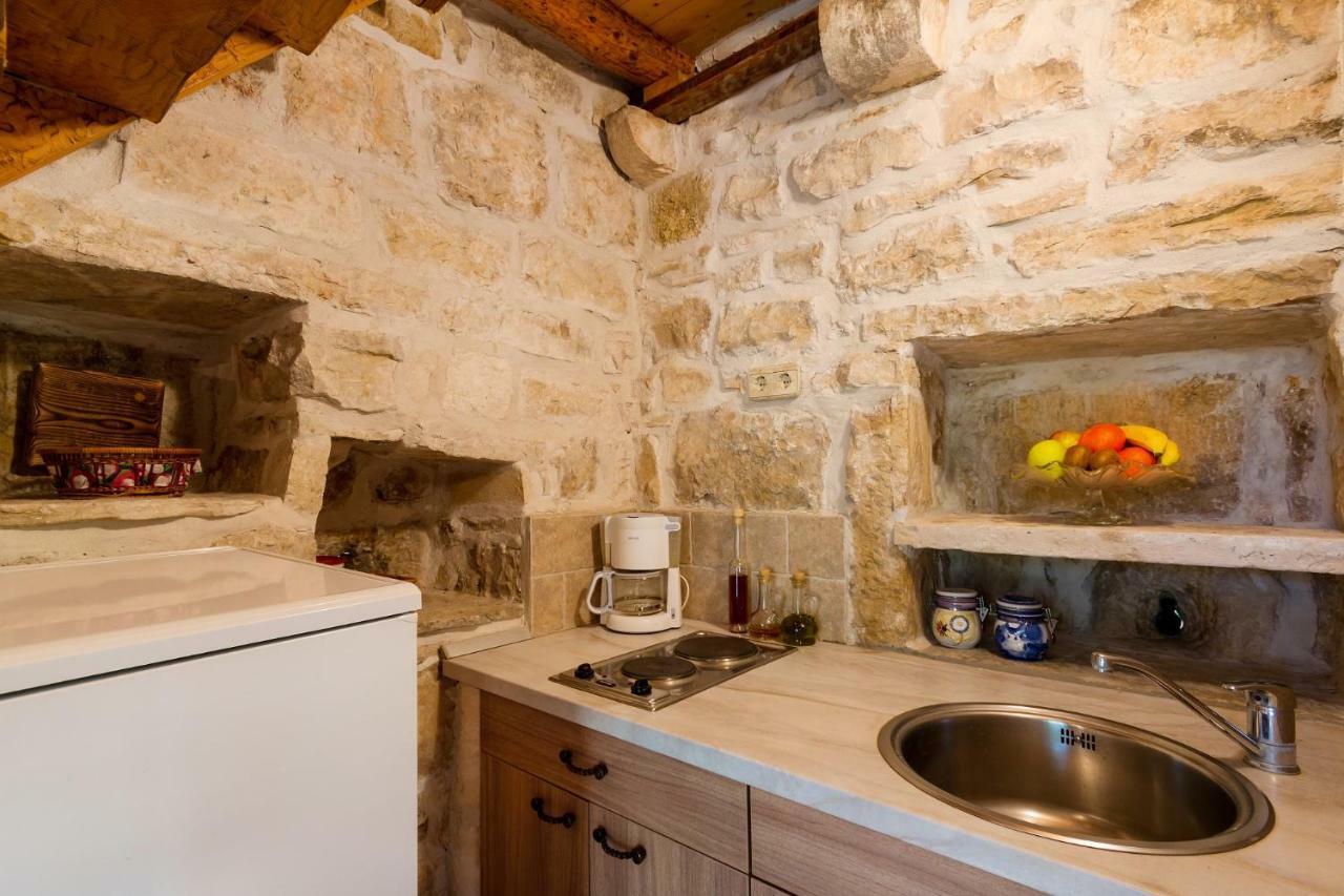 Old Small Stone House Zrnovo Екстер'єр фото
